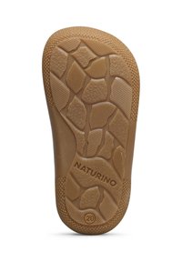 Suela de zapato de goma marrón con un patrón texturizado, que presenta ranuras y áreas elevadas; grabada con "NATURINO" y tamaño "20."