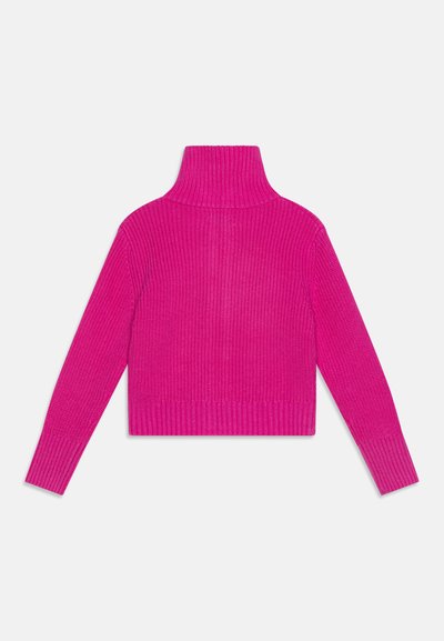 Suéter de cuello alto en color fucsia, con mangas largas, diseño corto y un tejido grueso y texturizado. Color sólido y simple sin adornos.