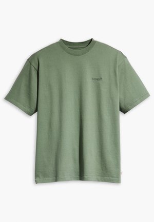 Camiseta de algodón de color verde oliva con cuello redondo y mangas cortas, que presenta un pequeño logotipo negro en el lado izquierdo del pecho y un dobladillo recto.