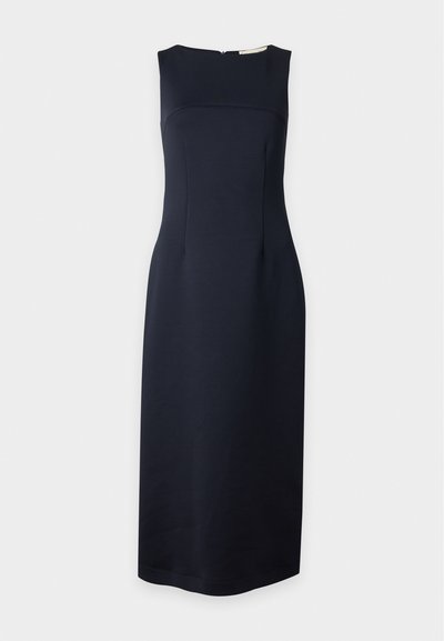 Robe midi bleu marine sans manches avec une taille cintrée et une fermeture éclair dissimulée au dos sur un fond uni clair.
