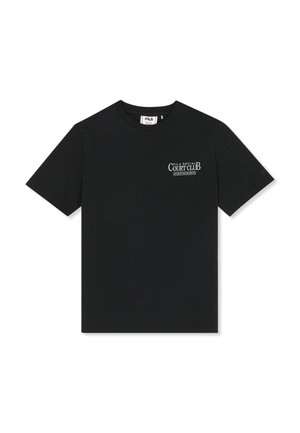 Camiseta negra de manga corta con cuello redondo y pequeño logo blanco "FILA Social Court Club" en el lado izquierdo del pecho.