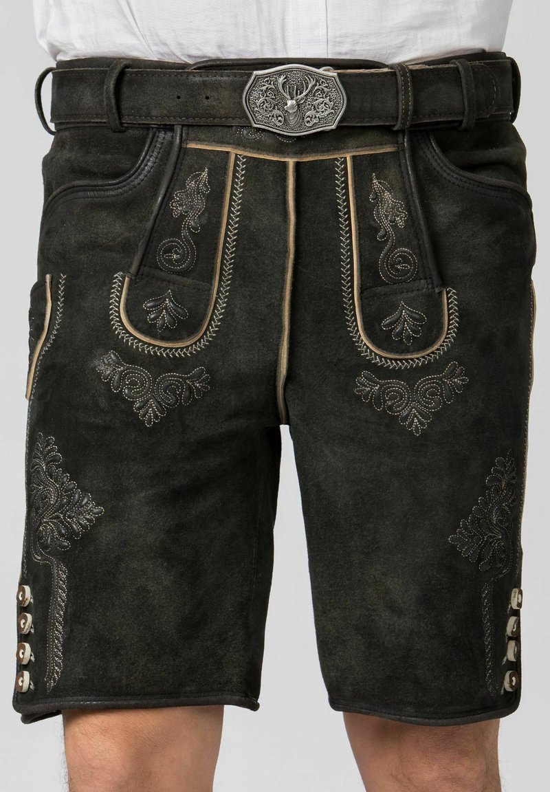 Shorts en cuir noir avec une broderie en argent complexe, présentant des coutures contrastées, des poches latérales et des boutons décoratifs sur l'ourlet.