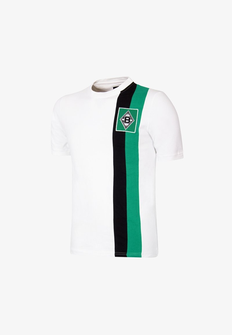 Weißes T-Shirt mit kurzen Ärmeln, das auf der linken Seite mit einem grünen und schwarzen vertikalen Streifen verziert ist und ein Diamanten-Logo auf der Brust hat. Hergestellt aus weichem Stoff.