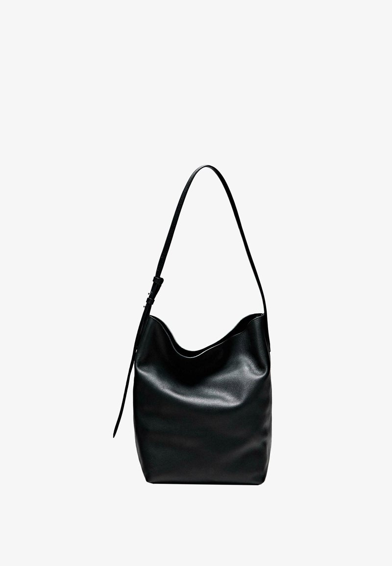 Schwarze Lederschultertasche mit einem verstellbaren Riemen, weicher Struktur und leicht eingesunkenem oberen Verschluss.