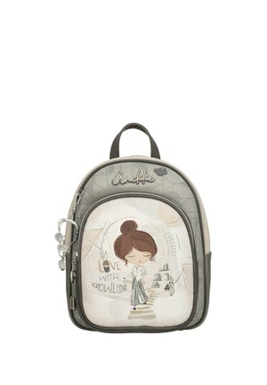 Piccolo zaino grigio con tasca frontale con illustrazione di una ragazza, scala a chiocciola e testo "Amore con conoscenza."