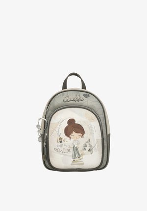 Piccolo zaino grigio con tasca frontale con illustrazione di una ragazza, scala a chiocciola e testo "Amore con conoscenza."