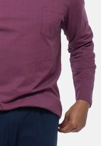 Langsleeve shirt in donkerrood met dunne horizontale strepen, voorzien van een borstzak en een ontspannen pasvorm. Zachte stof met een lichte textuur.