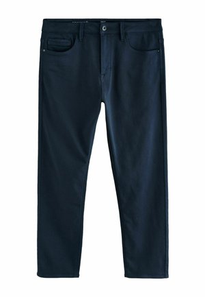 Sötétkék pamut farmer, karcsúsított szabással, elülső zsebekkel és egy hátsó zsebbel. Sima textúrájú, standard derékpánttal és gombbal.