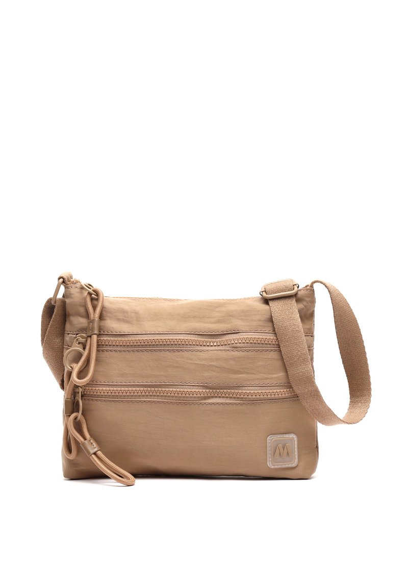Borsa a tracolla beige realizzata in materiale leggero, con due tasche orizzontali con zip, una tracolla regolabile e un dettaglio del logo.