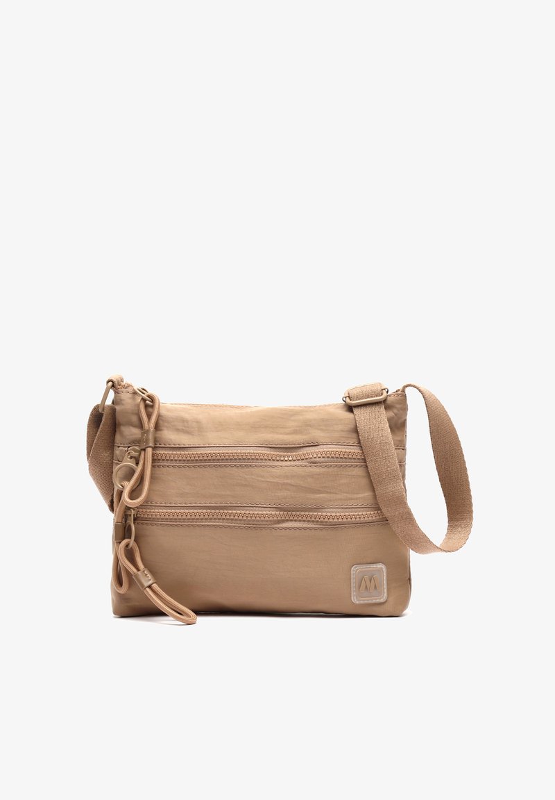 Borsa a tracolla beige realizzata in materiale leggero, con due tasche orizzontali con zip, una tracolla regolabile e un dettaglio del logo.