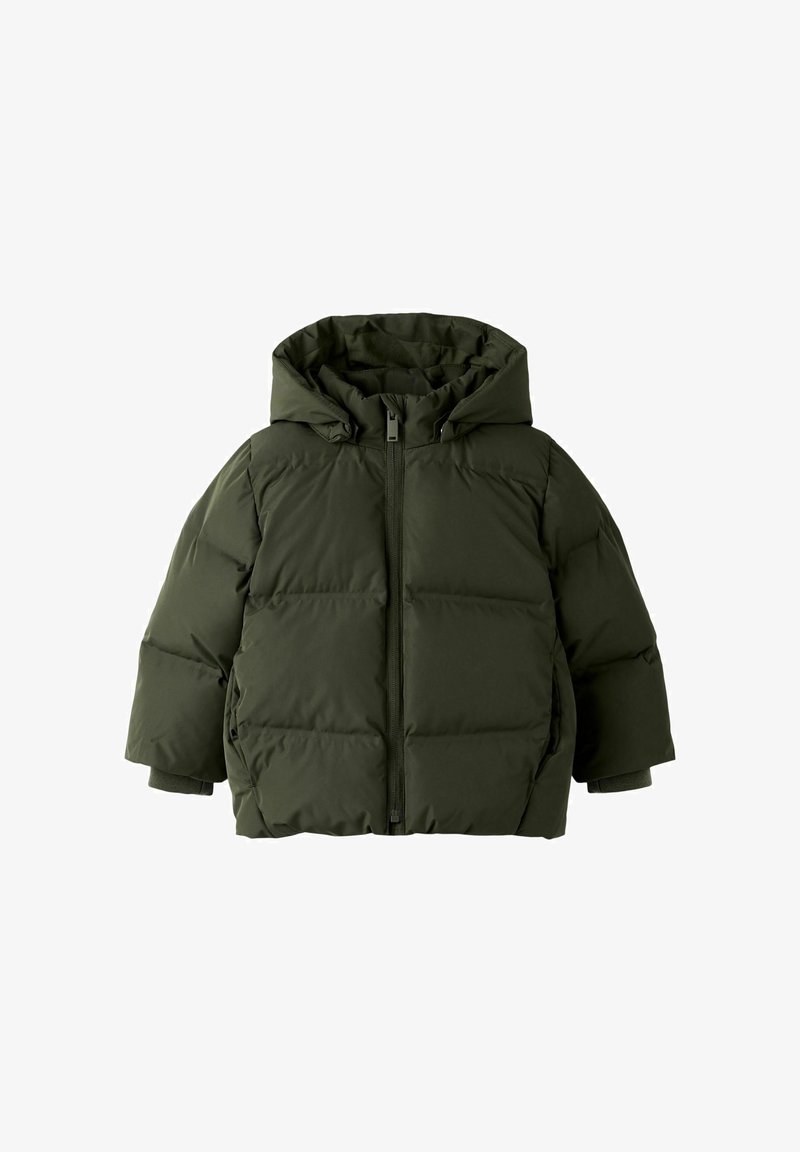 Puffjakke i mørk grønn, med et tykt, quiltet design, hette, glidelås foran og ribbestrikkede mansjetter for varme og komfort.