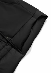 Zwarte gewatteerde jas met een gladde buitenkant, geborduurde textuur, verborgen ritssluiting en een ontwerp met hoge kraag.