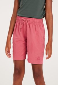 Roze, textuurshorts met een elastische tailleband en trekkoord. Heeft een klein logo aan de zoom. Casual ontwerp geschikt voor warm weer.