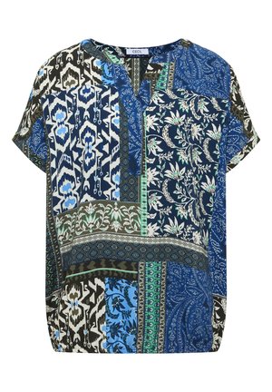 Blouse ample à manches courtes avec des motifs patchwork floraux et géométriques variés en bleu, vert, blanc et noir, col en V avec petite fente au col.