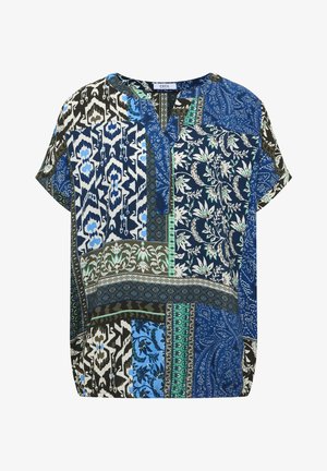 Løs bluse med korte ærmer med varierede blå, grønne, hvide og sorte blomster- og geometriske patchwork-mønstre, V-hals med lille kraveåbning.