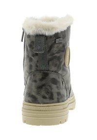 Bottine à motif léopard gris avec col en fausse fourrure, présentant une finition texturée et une semelle en caoutchouc beige. Inclut des accents de marque et une fermeture éclair.