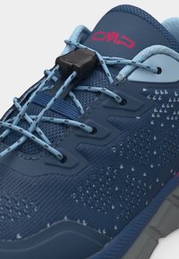 Μπλε αθλητικό παπούτσι με κορδόνια ανοιχτού γαλάζιου χρώματος, σταθεροποιημένα με μαύρο κλιπ, επάνω μέρος από διαπνέον δίχτυ και κόκκινο λογότυπο "CMP" στη γλώσσα.