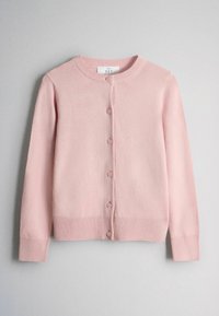 Cardigan rose pâle à manches longues avec boutons, poignets et ourlet côtelés, encolure ronde, et six boutons sur le devant, sur un fond gris.