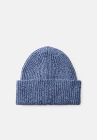 Berretto lavorato a maglia blu con una texture a coste, caratterizzato da un risvolto e un aspetto morbido simile alla lana. Design semplice e senza cuciture.