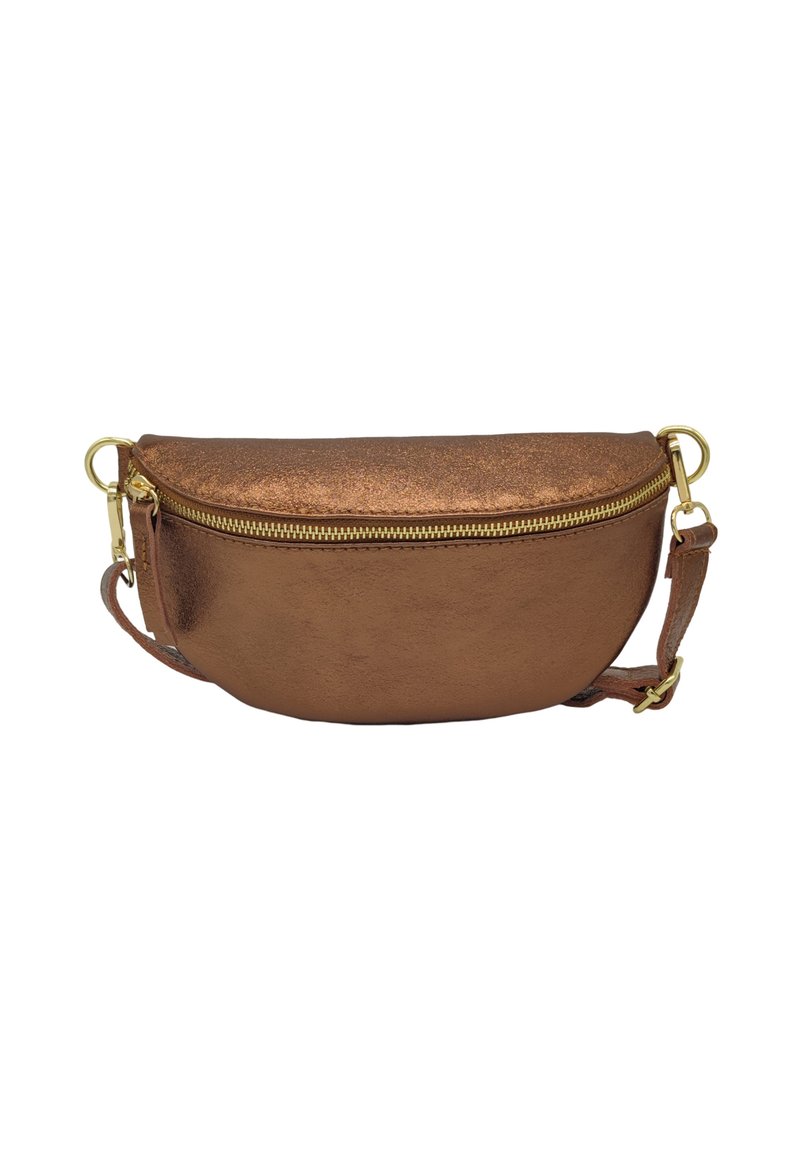 Sac bandoulière en bronze métallique avec une forme arrondie, fermeture à glissière dorée et bandoulière amovible. Texture lisse avec un éclat subtil.