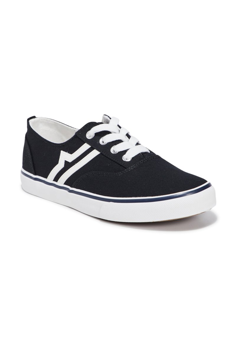 Sneakers neri in tela con lacci bianchi, dotati di strisce bianche sui lati, punta tonda e suola in gomma con un accento blu navy.