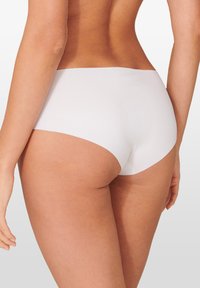 Weiße nahtlose Unterwäsche mit glattem Material und tiefem Schnitt, versehen mit einem bescheidenen Schnitt und ohne sichtbare Hardware oder Muster.