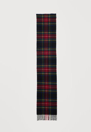Długi wełniany szalik z wzorem w kratę tartan w kolorach czerwonym, granatowym, zielonym, żółtym i niebieskim oraz frędzlami na końcach na białym tle.