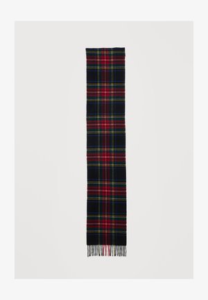 Długi wełniany szalik z wzorem w kratę tartan w kolorach czerwonym, granatowym, zielonym, żółtym i niebieskim oraz frędzlami na końcach na białym tle.