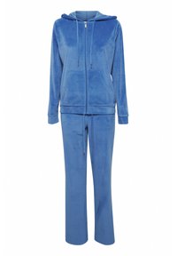 Blå velour træningsdragt bestående af en zip-up hættejakke med snore og to frontlommer, kombineret med matchende bukser med elastisk talje.