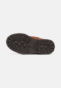Botas de cuero marrón con una suela de goma negra, que presentan un patrón de banda de rodadura resistente y un logotipo grabado en el costado para mayor tracción y durabilidad.
