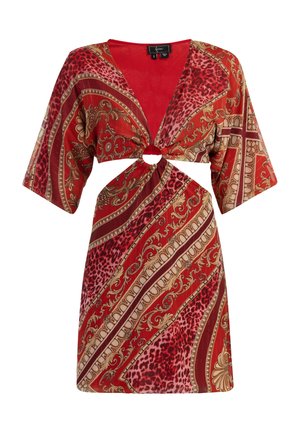 Punane mustriga kleit, millel on V-kaelus, lühikesed varrukad ja sõlme detail taljes. Disain sisaldab loomamustri ja kuldseid aktsente. Valmistatud kergest kangast.