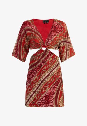 Vestido rojo con estampado que presenta un escote en V, mangas cortas y un detalle de cintura anudada. El diseño incluye estampado de animales y acentos dorados. Hecho de una tela ligera.