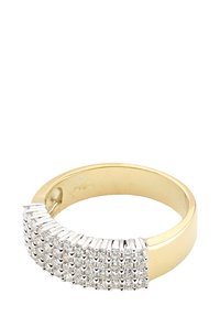 Zelta gredzens ar gludu joslu, kam priekšpusē ir sudraba teksturēta daļa, rotāta ar spīdīgiem kristāla akcentiem režģa rakstā.