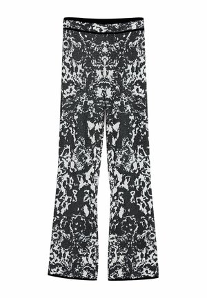 Schwarz-weiße, ausgestellte Hosen mit einem strukturierten Muster, versehen mit einem einfarbig schwarzen Bund und komplexen floralen Designs überall.