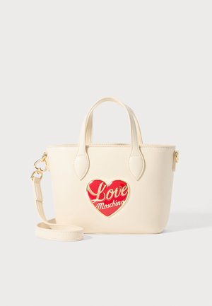 Crème-kleurige neplederen handtas met korte handvatten, gouden hardware en een rood hartvormig logo met de tekst "Love Moschino".