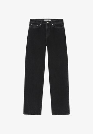 Jeans in denim nero con design a gamba dritta, dotati di chiusura a bottone e tasche anteriori. Una texture sottile aggiunge profondità al tessuto.