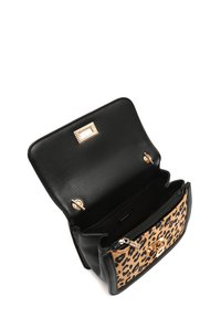 Svart läderhandväska med leopardmönstrad front, guldfärgad hårdvara och en ficka med dragkedja inuti. Öppet design som avslöjar en tom huvudfack.