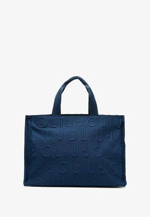 Tmavomodrá taška na rameno s textúrovanou látkou, s reliéfnym logom, dvoma krátkymi rúčkami a obdĺžnikovým tvarom.