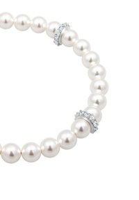 Perlenkette mit runden, schimmernden weißen Perlen, silbernen Akzenten und einem dekorativen Verschluss, der mit kleinen klaren Steinen verziert ist.