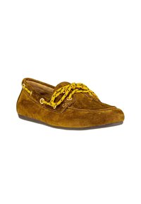 Scarpa da barca in suede marrone con punta arrotondata, dettagli cuciti e un lacciola a motivo giallo infilato attraverso occhielli dorati.