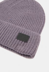 Beanie a coste viola realizzato in morbida lana con risvolto. Presenta un'etichetta in tessuto rettangolare nera con dettagli in rilievo del logo.