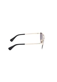 Ochelari de soare cu rame metalice de culoare aurie, lentile cu degradé întunecat și vârfuri din cauciuc negru. Design elegant, cu o ușoară curbură la lentile.