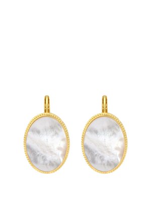 Boucles d'oreilles ovales en forme de goutte avec un cadre doré et une surface lisse et réfléchissante semblable à du marbre blanc à l'intérieur de chaque cadre.
