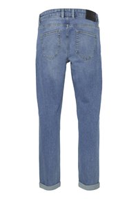 Lys blå denimjeans med rette ben, utstyrt med en svart midjebåndslabel, oppbrettede mansjetter og to baklommer.