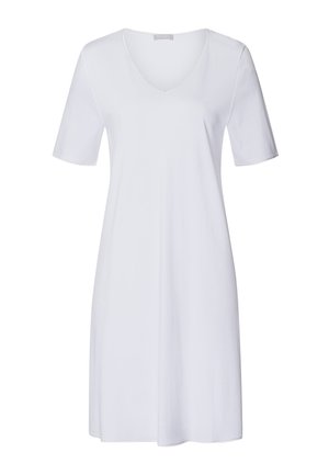 Weißes kurzes Kleid mit kurzen Ärmeln und V-Ausschnitt. Hergestellt aus glattem Stoff, mit geradem Schnitt und knielangem Saum. Keine Muster oder Akzente.