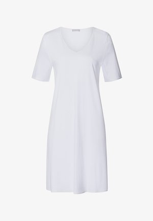 Weißes kurzes Kleid mit kurzen Ärmeln und V-Ausschnitt. Hergestellt aus glattem Stoff, mit geradem Schnitt und knielangem Saum. Keine Muster oder Akzente.