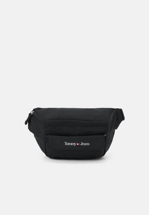 Schwarze Stoff-Gürteltasche mit Frontreißverschlusstasche und Tommy Jeans Logo in Weiß und Rot auf dem vorderen Panel.