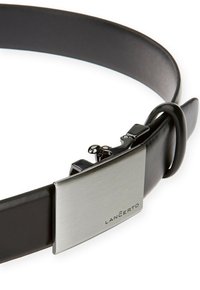 Czarny skórzany pasek o teksturowej powierzchni z metalową klamrą w kolorze srebrnym, z matowym wykończeniem i wygrawerowaną nazwą marki.