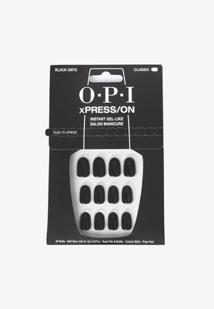 Des ongles press-on OPI xPRESS/ON en Onyx Noir, avec une finition brillante. L'emballage comprend 30 ongles, une lime double face, un polissoir, un bâtonnet à cuticules et un pad de préparation.