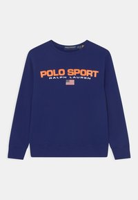 Marinblå sweatshirt med ribbade muddar och nederkant. Har "POLO SPORT RALPH LAUREN" i fet orange text och en liten amerikansk flagga som grafik.